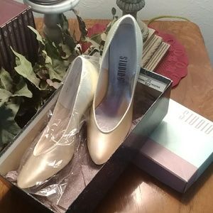 Studio 6 pumps